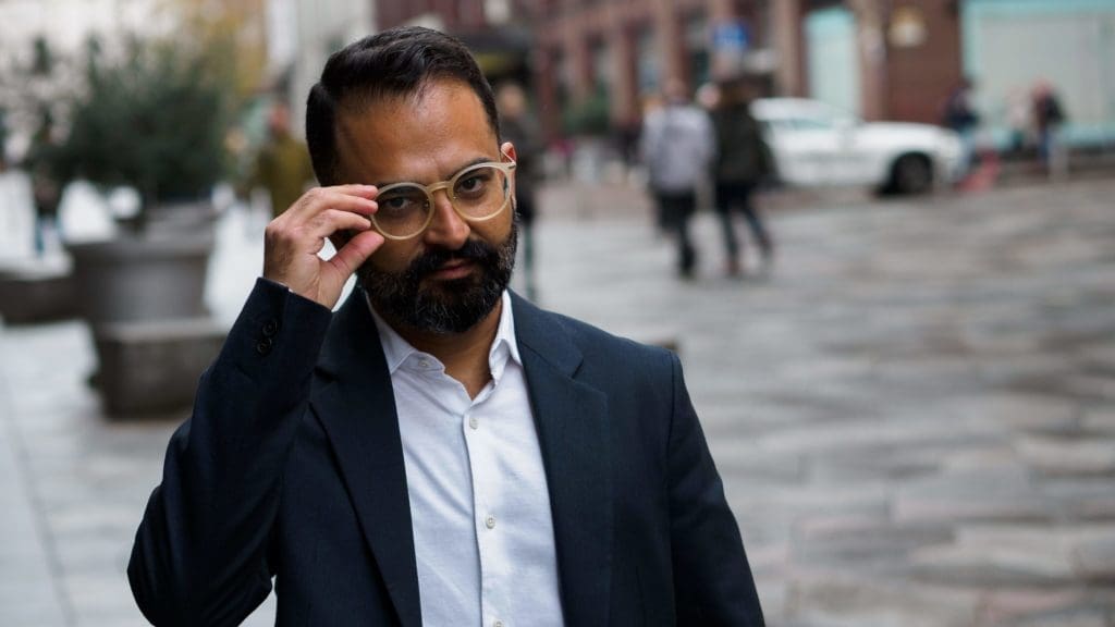 Sameer Narula, 90 Day Finn, investor, hands on his glasses, in the background the Stockmann building can be seen along with people and a white car